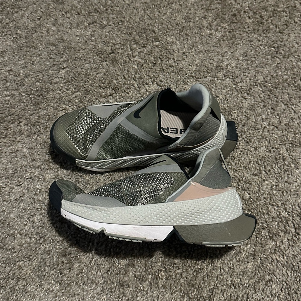 Nike Fly ease kids size 4.